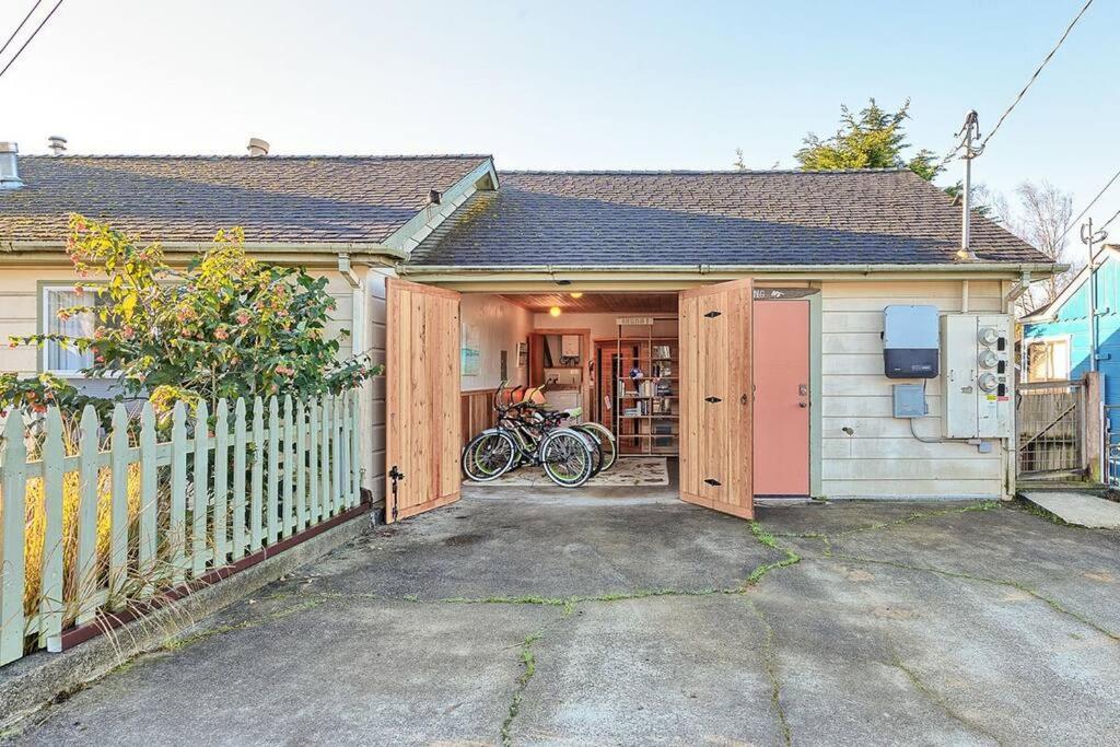 Downtown Digs-Sauna, Hot Tub, Bikes - Fun Times! Arcata Exterior photo